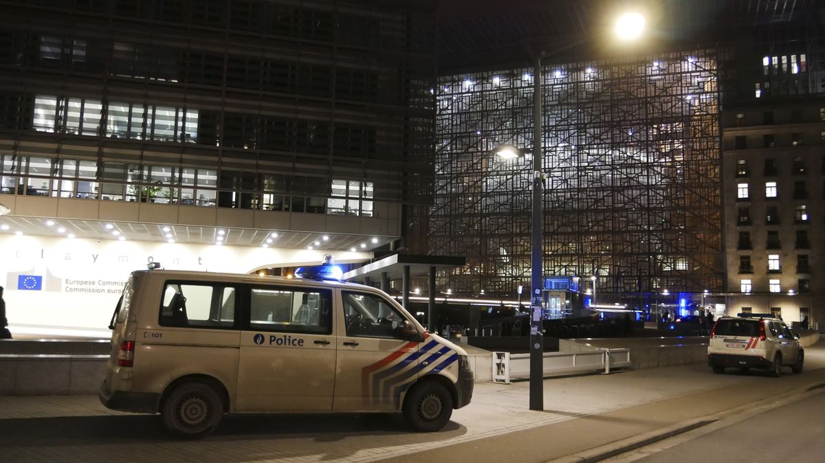 Útočník v bruselském metru pobodal několik lidí